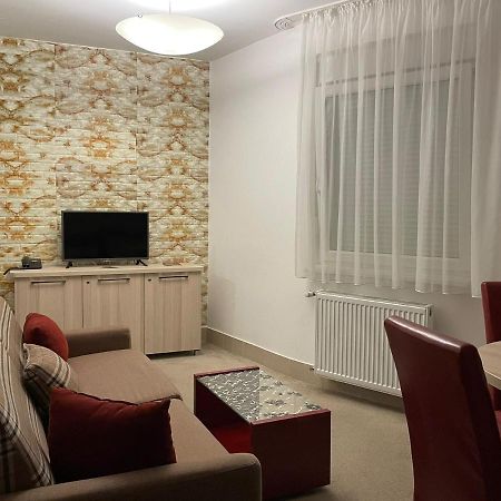 Holiday Wing Apartment 2 Ягодина Екстериор снимка