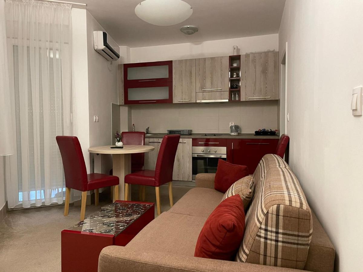 Holiday Wing Apartment 2 Ягодина Екстериор снимка