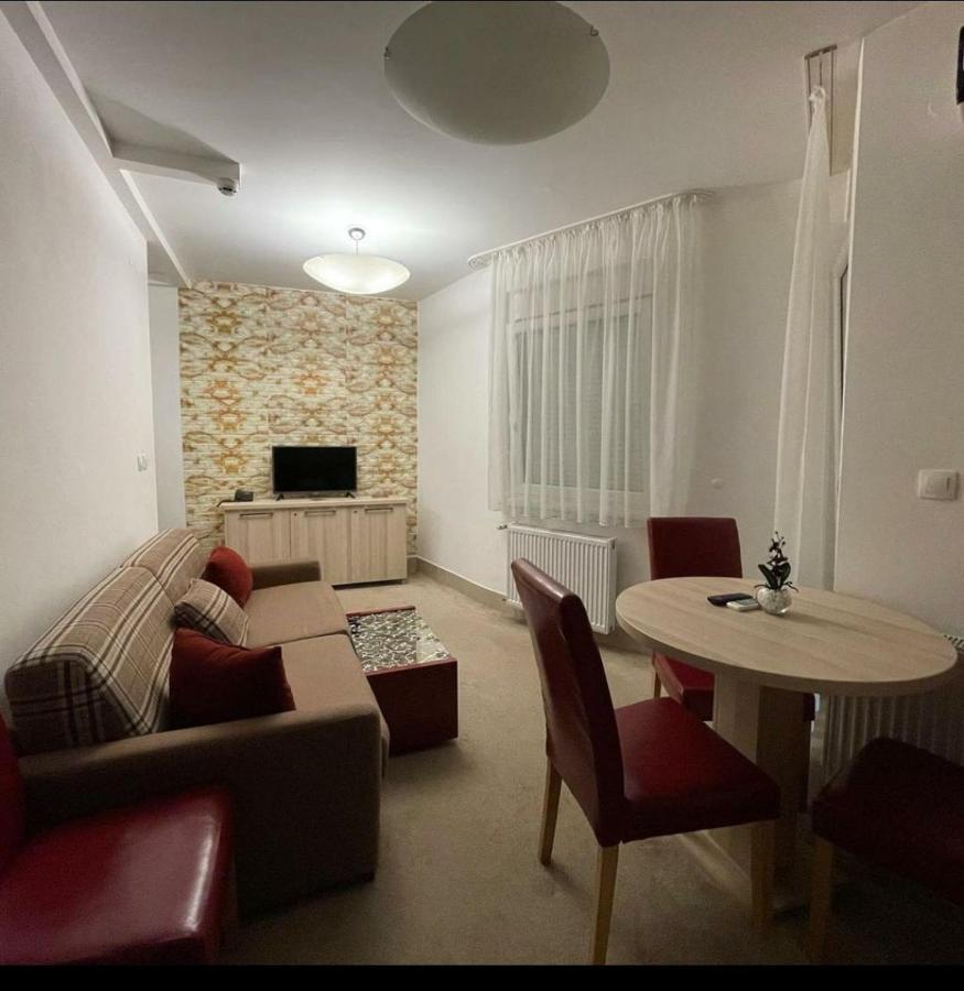 Holiday Wing Apartment 2 Ягодина Екстериор снимка