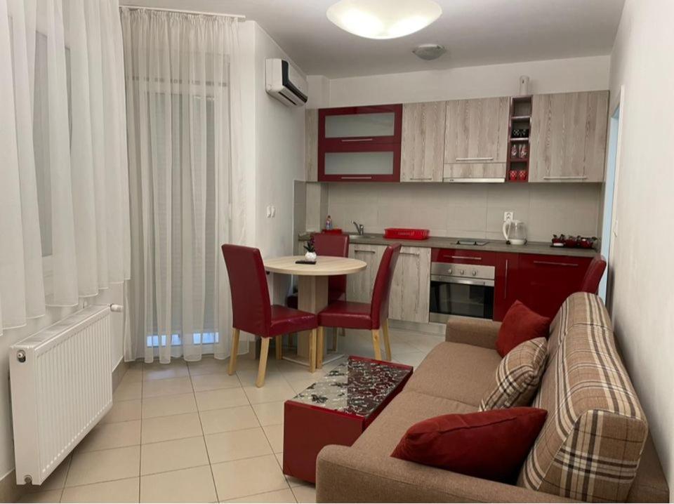 Holiday Wing Apartment 2 Ягодина Екстериор снимка