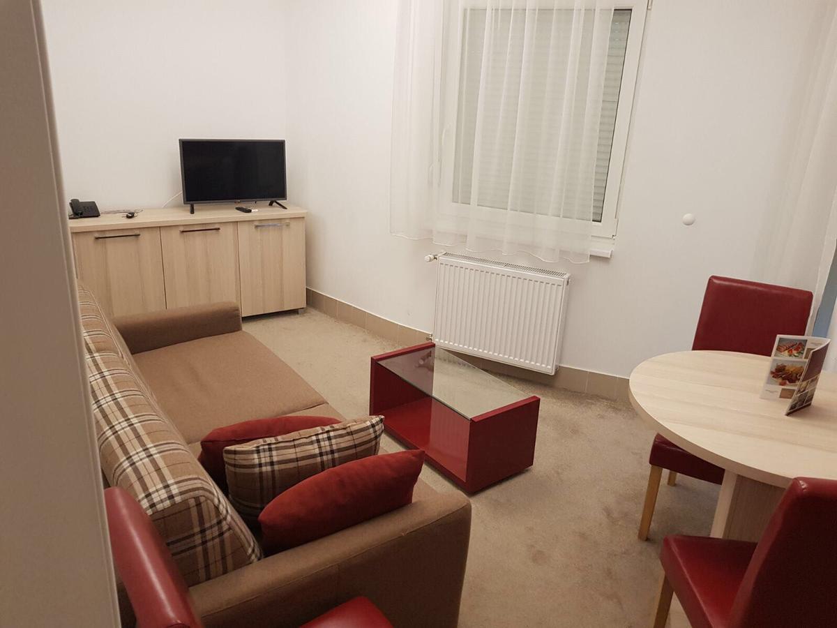 Holiday Wing Apartment 2 Ягодина Екстериор снимка