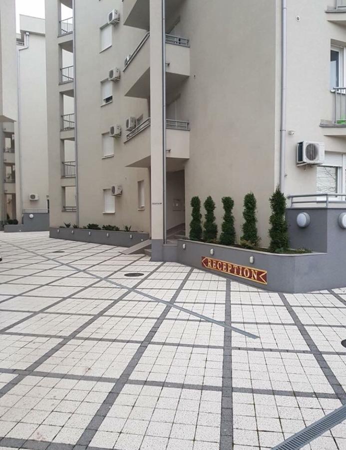 Holiday Wing Apartment 2 Ягодина Екстериор снимка