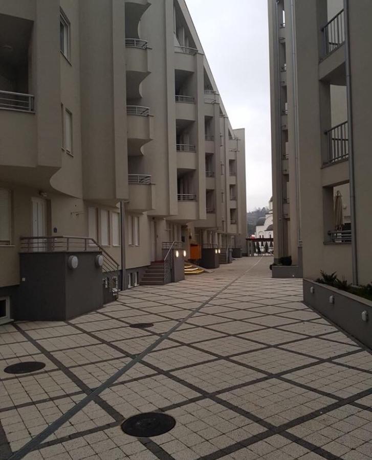 Holiday Wing Apartment 2 Ягодина Екстериор снимка