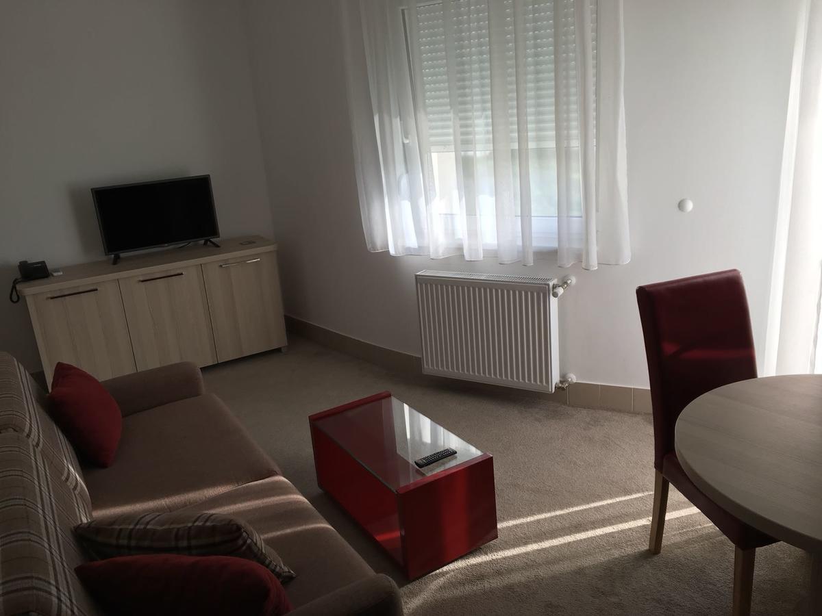 Holiday Wing Apartment 2 Ягодина Екстериор снимка